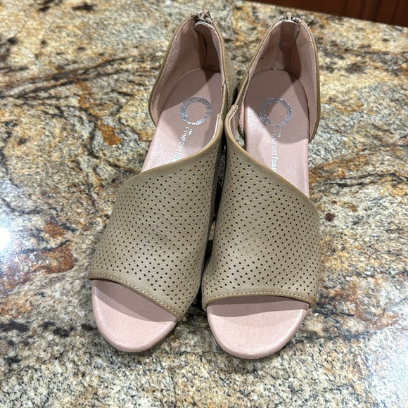 Journee Collection Womens Aretha Faux Leather peep toe Wedge Heels size 5.5 - Picture 1 of 5